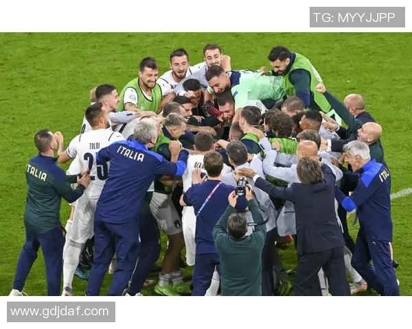 足球明星为抗击疫情齐心协力共同鼓掌传递希望与力量